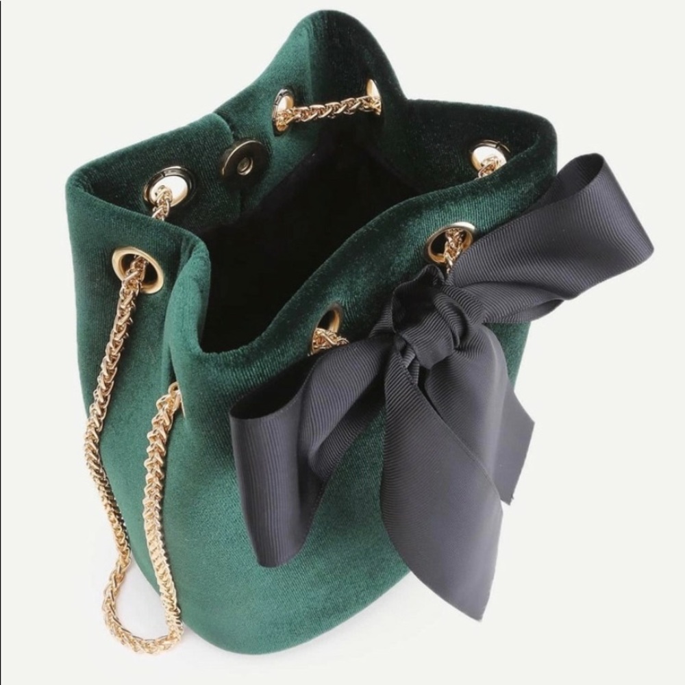 Elegant Green Velvet Shoulder Bag with Gold Chain